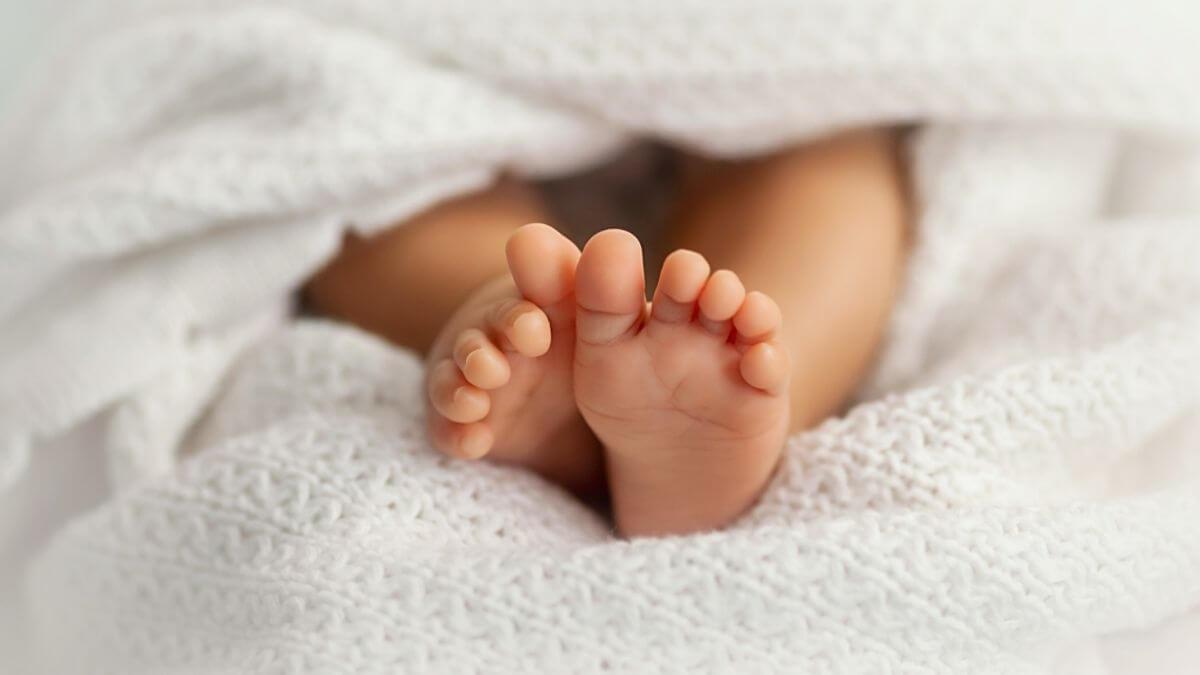Ножки младенца в кроватке