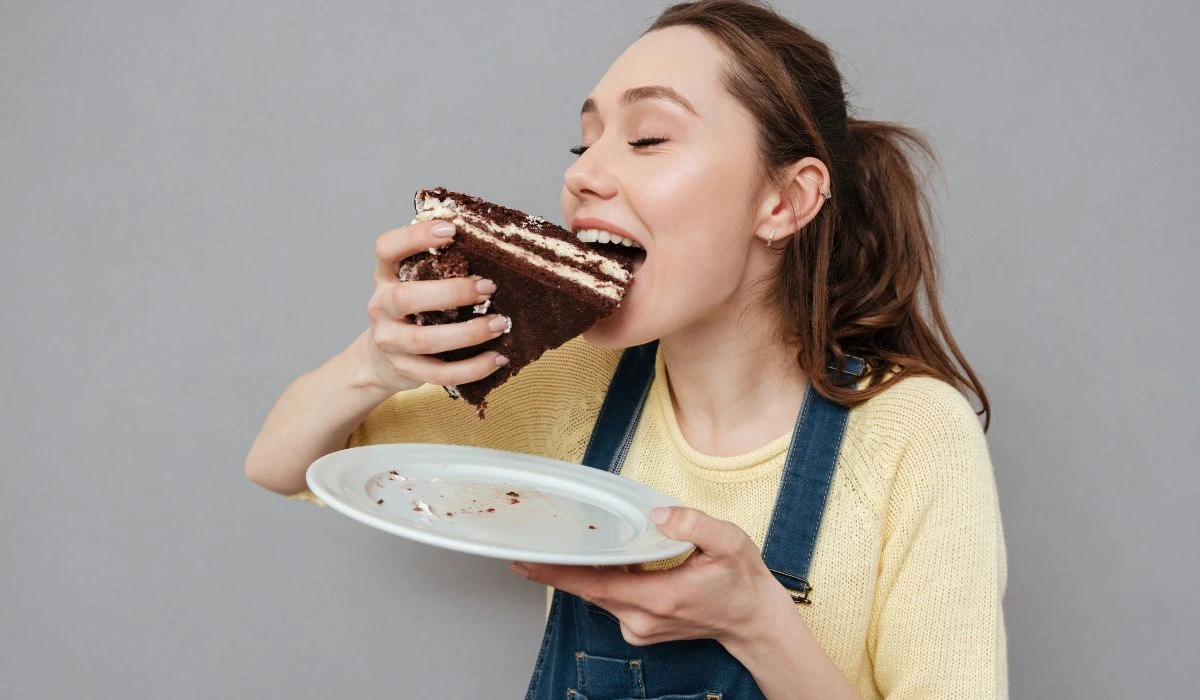 I could eat that girl. Девушка ест сладости. Женщина с десертом. Голодная девушка. Сладости стресс.