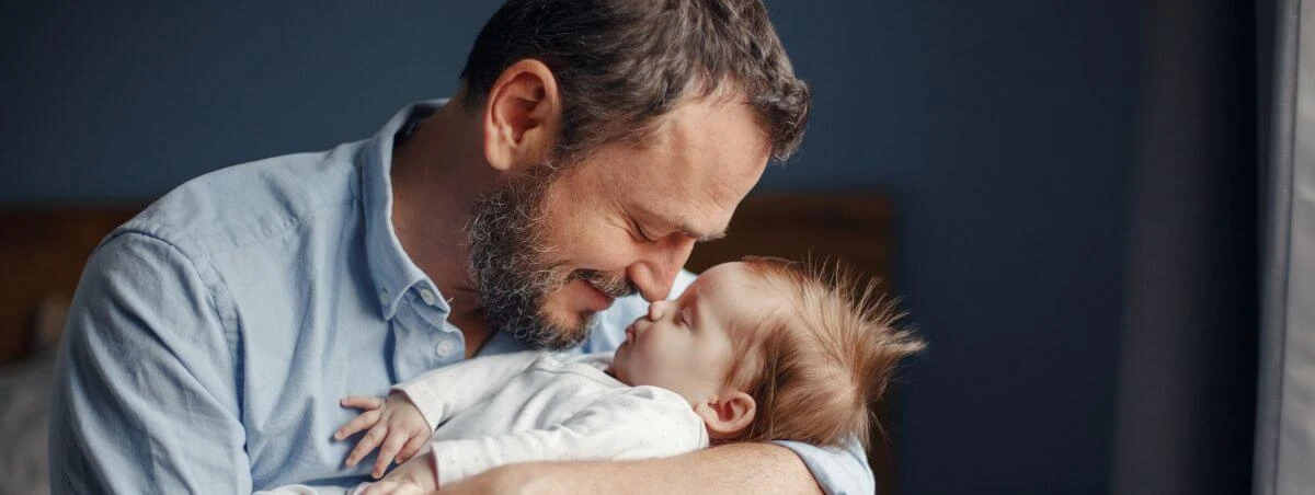 dad-helping-with-newborn