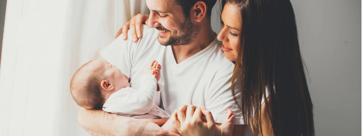 couple-with-newborn-on-mat-leave