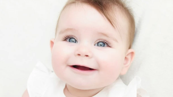 ¿Cuándo cambian de color los ojos de los bebés?