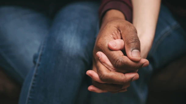 Pareja agarrados de la mano