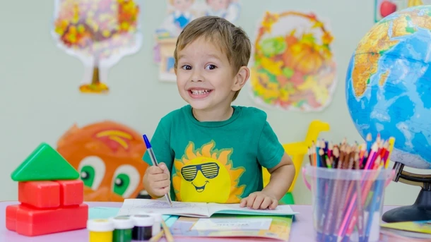Niño feliz en la escuela
