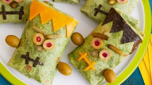 Envolturas de espinacas Frankenstein - Ideas de comida de Halloween para niños