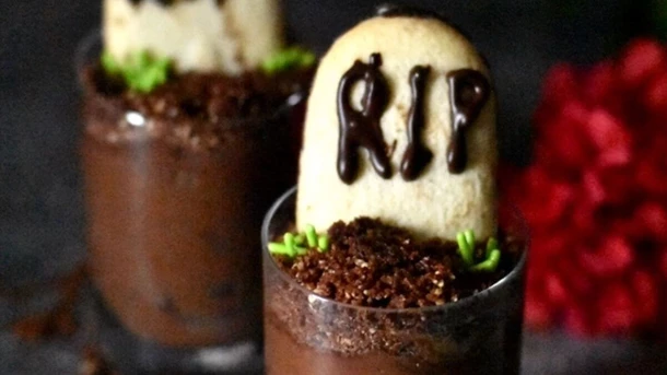 Lápidas de mousse de chocolate - Ideas de comida de Halloween para niños