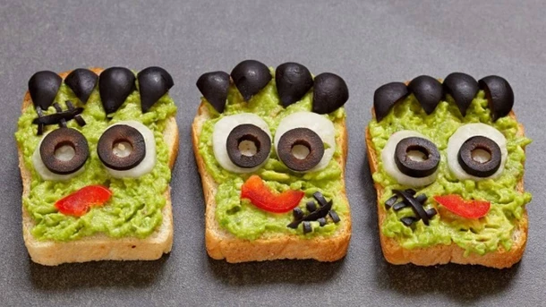 Tostadas de Frankenstein - Ideas de comida de Halloween para niños