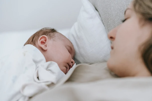 mom sleeping with newborn
