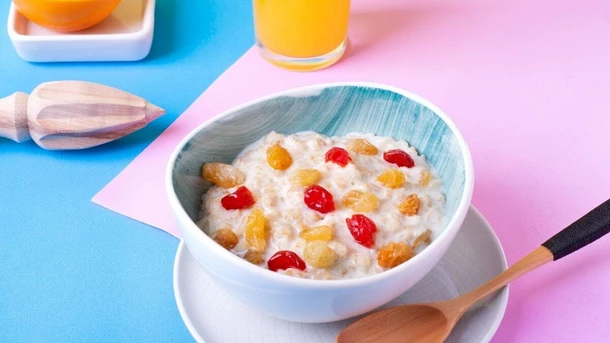 Oatmeal with dried fruit