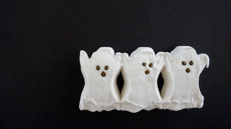 Fantasmas de malvavisco - Ideas de comida de Halloween para niños