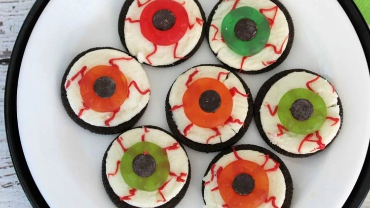 Globos oculares de Oreo - Ideas de comida de Halloween para niños