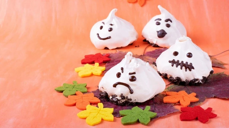 Ghostly meringues - Halloween Food Ideas for Kids