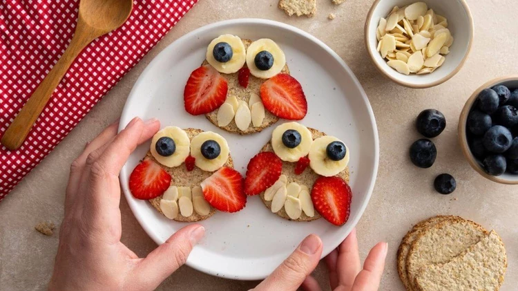 Oatcakes with fun fruit