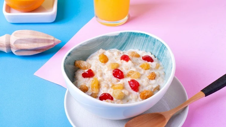 Oatmeal with dried fruit