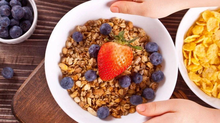 Muesli with fresh fruit