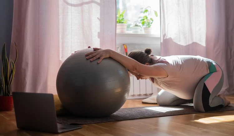 positions to relieve gas while pregnant