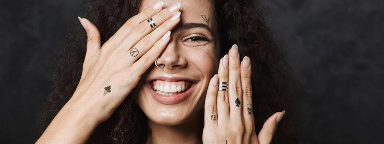22 Fabulous Finger Tattoos for Women