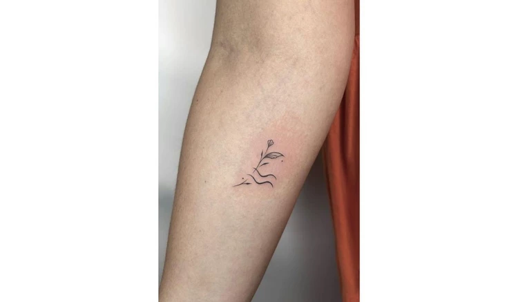44 Tiny Minimalist Tattoo Designs by Nena Tattoo | TattooAdore | Mother  tattoos, Mom tattoos, Minimalist tattoo
