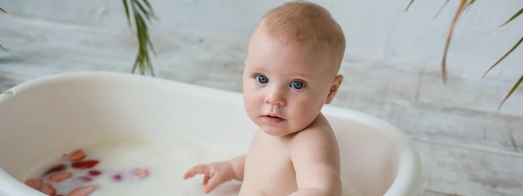 How to Make an Oatmeal Bath for Babies (& Why They Work)
