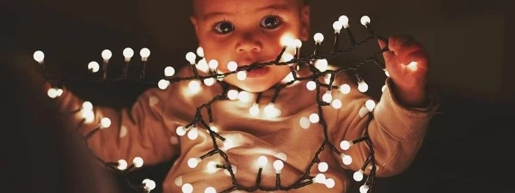 102 Nombres Brillantes de Bebés que Significan Luz