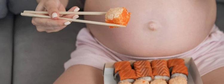 pregnant-woman-eating-salmon-sushi
