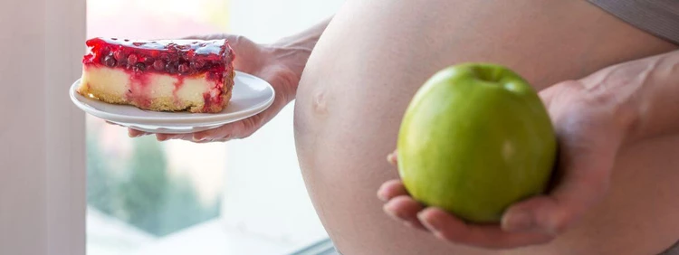 pregnant-women-eating-cheesecake-or-apple