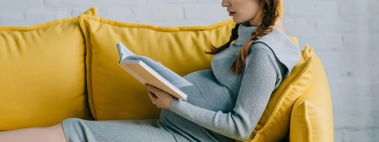 pregnant-woman-reading