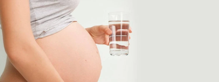 pregnant-woman-drinking-water