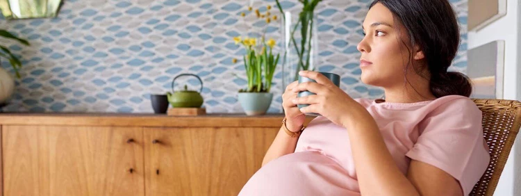 pregnant-woman-drinking-tea
