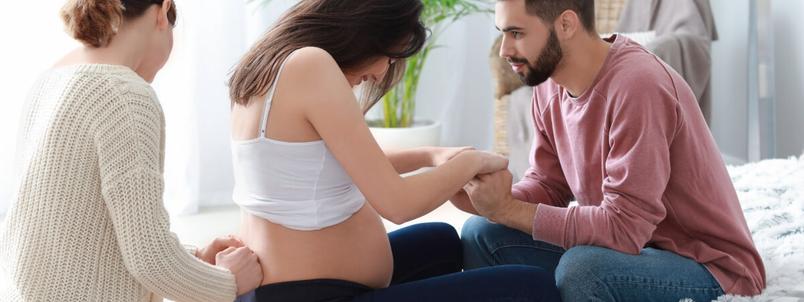 doula-at-home-with-parents-to-be
