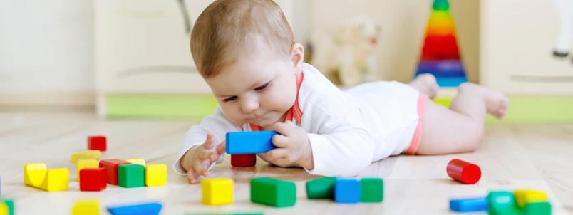 baby-playing